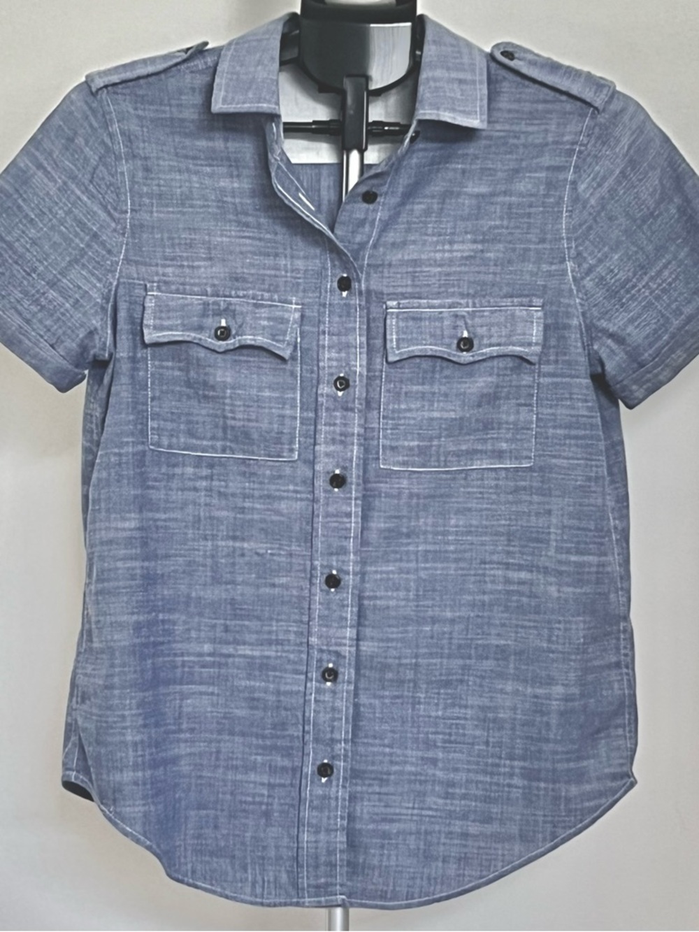 GAP Women’s Short-Sleeve Button-Down Chambray Blue Shirt Size Medium